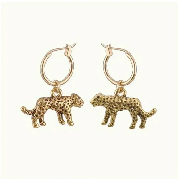 💚 NWTs Gold tone Cougar Hoop earrings - Picture 2 of 2